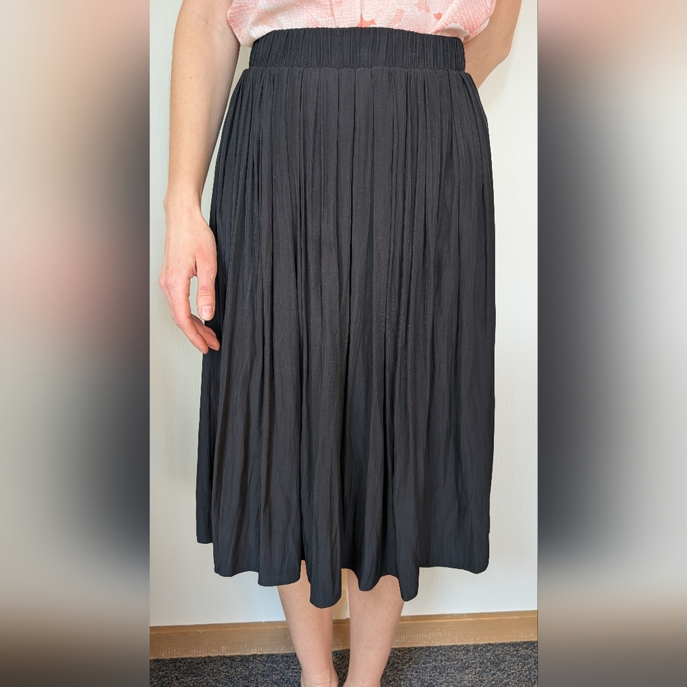 Aritzia Wilfred Black Pleated Accordion Midi Skirt With Pockets Size Small